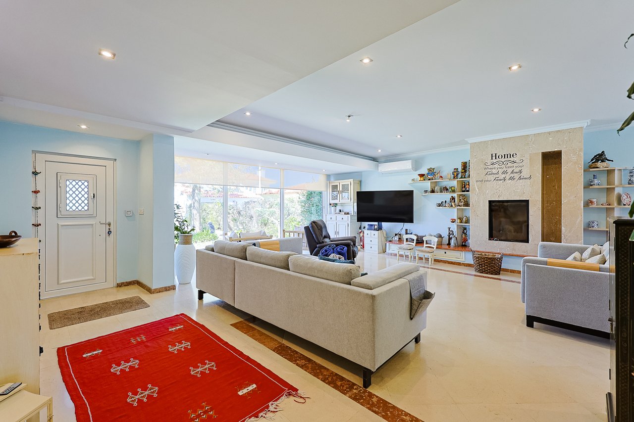 Exclusive 4,000 m² Estate in Azeitão with Tennis Court, Spa & Approved Development Project