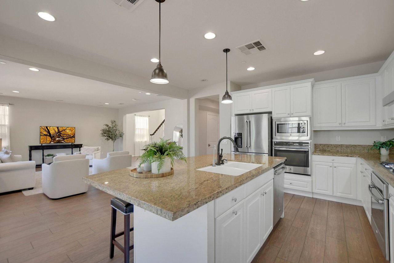 885 E Manresa