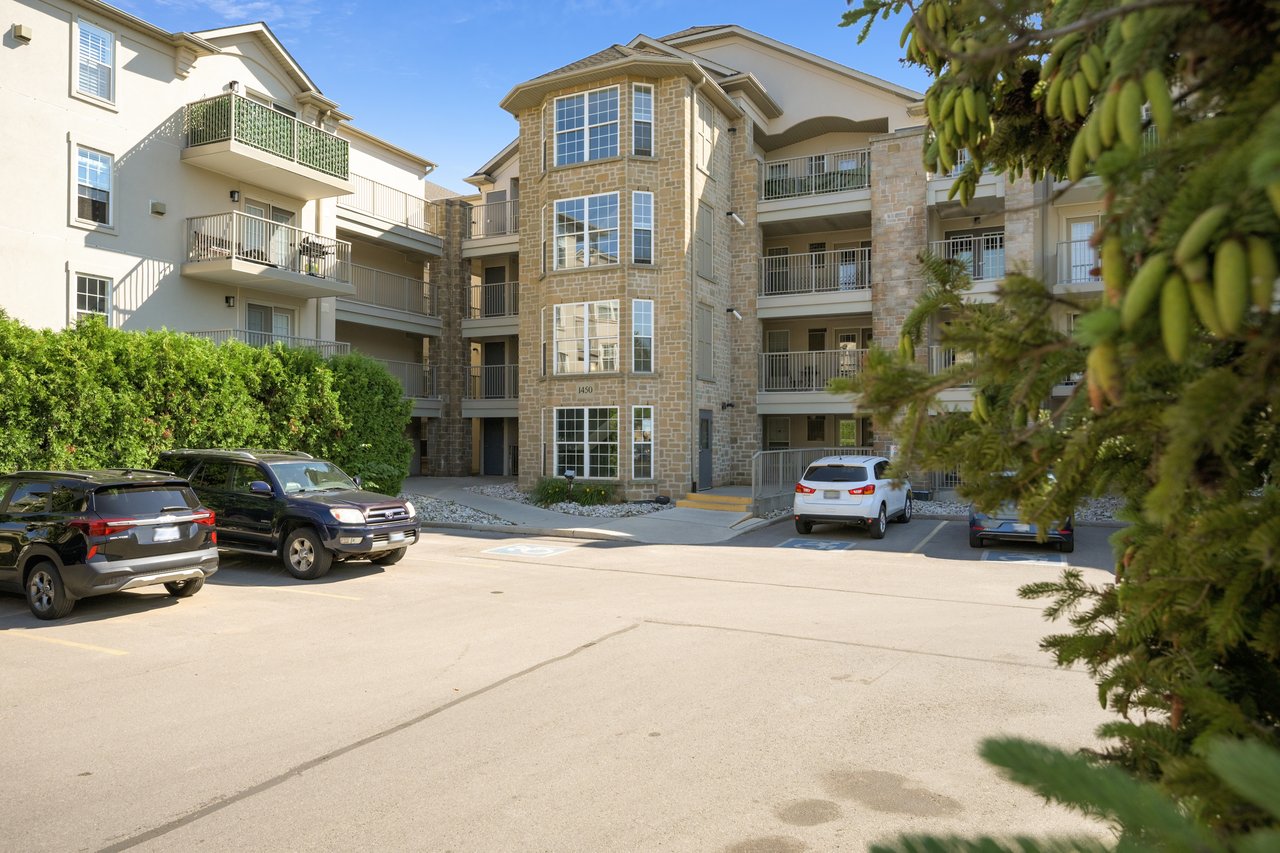 Upgraded 1 Bed+ Den Suite Overlooking Ravine
