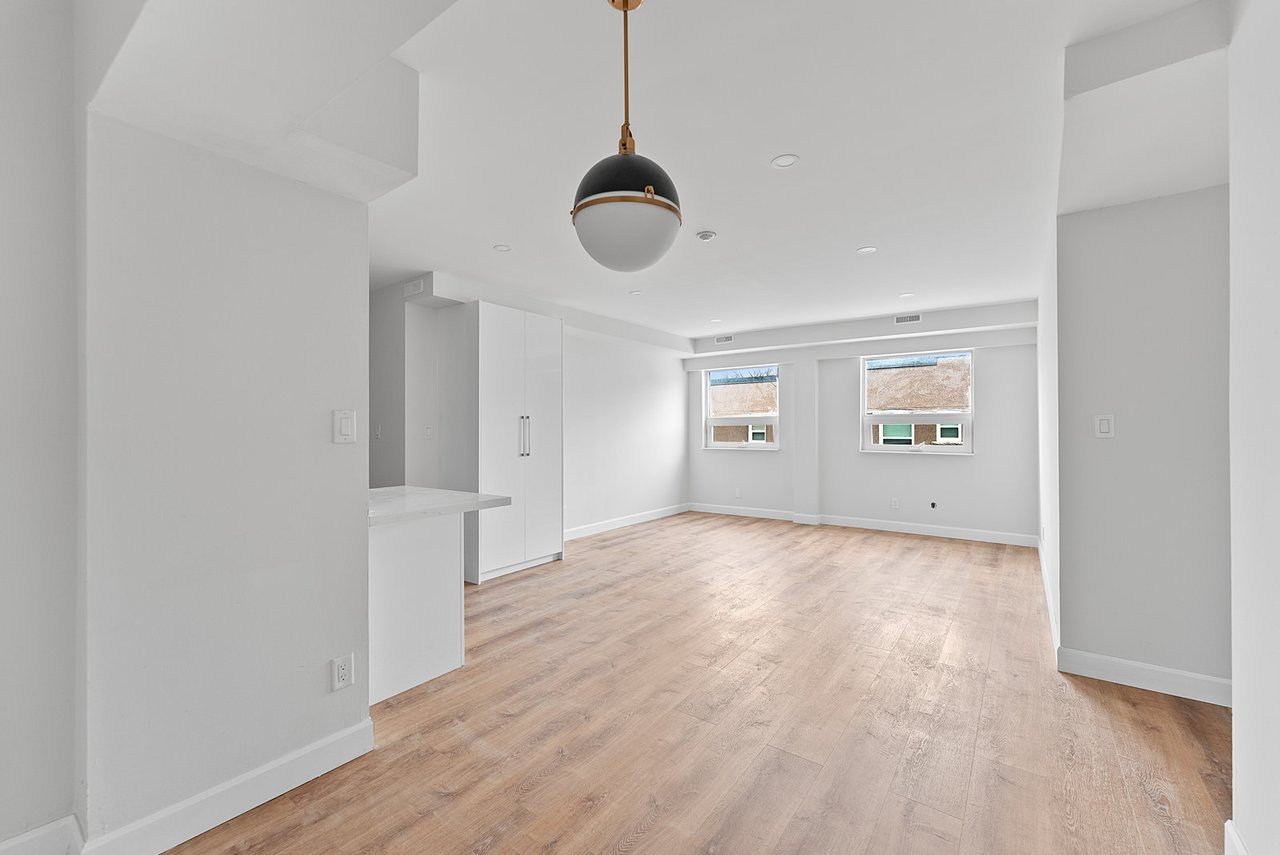 1328 Gerrard Street E 304