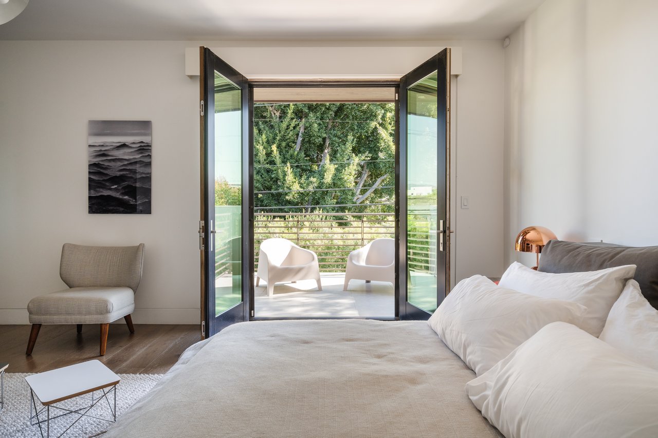 536 N Arden Blvd, Larchmont