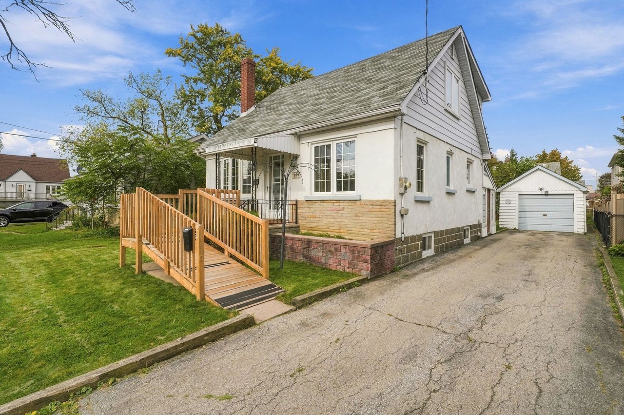 989 Pelham Ave