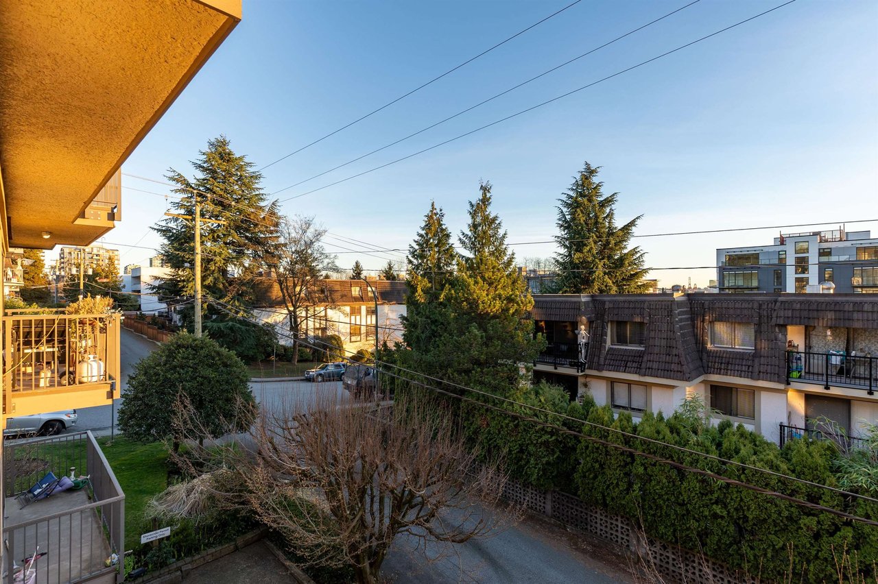 307 W 2nd St, #211