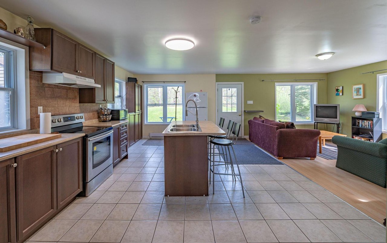 1035 JARVIS LANE