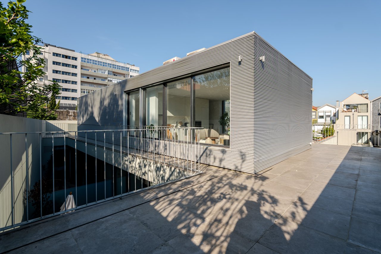 Modern 2-Bedroom Apartment with Expansive Private Terrace & Sort-term Rental (AL) License in Central Porto