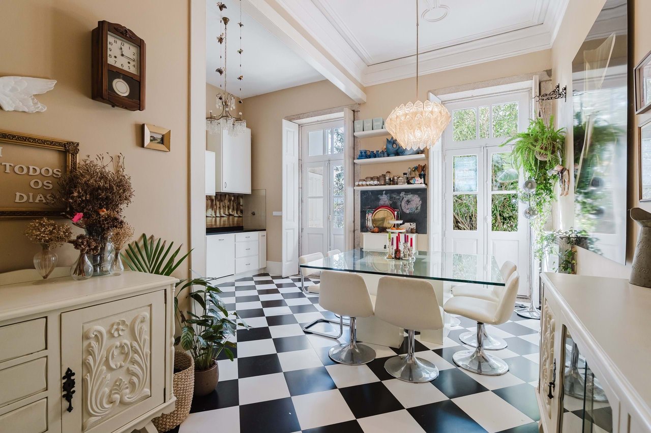 Beautifully Restored Townhouse Property with license for Short-Term rental in Bonfim, Porto