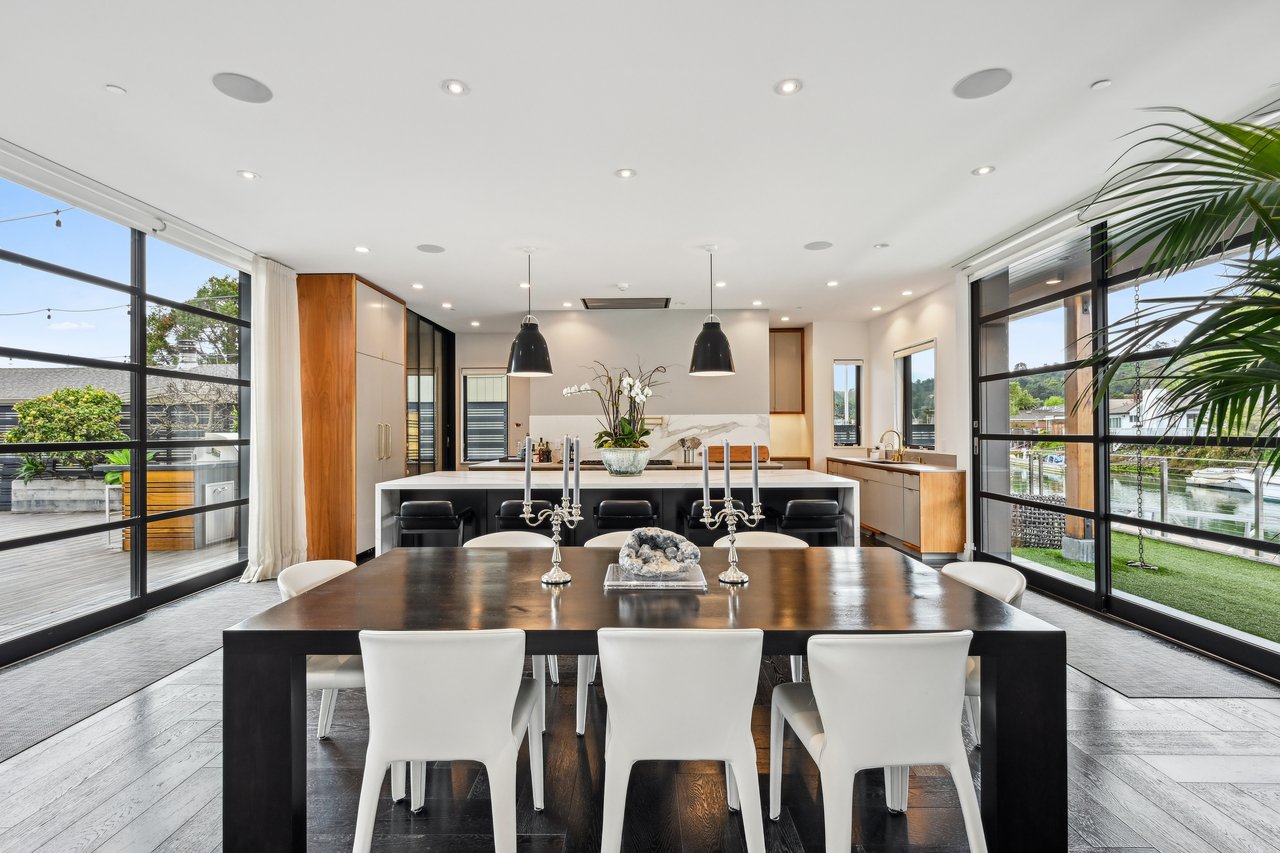 A Waterfront Masterpiece of Modern Luxury