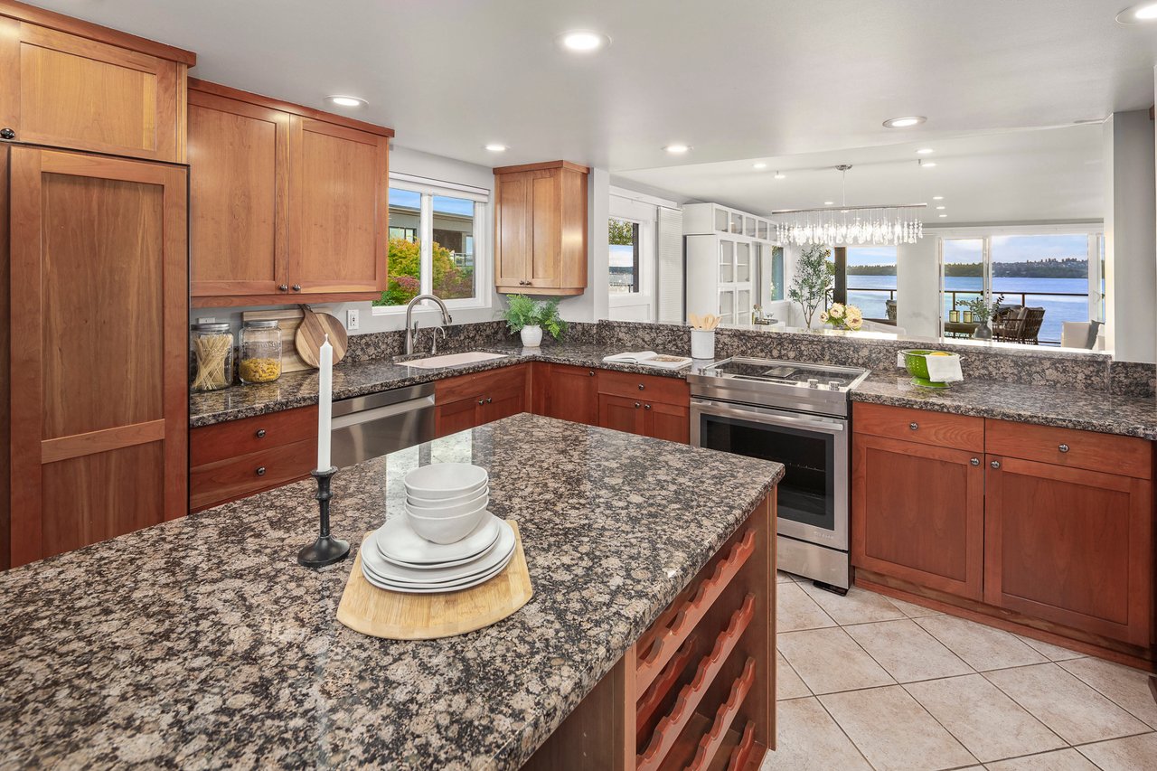 827 Lake Street S Unit: 208