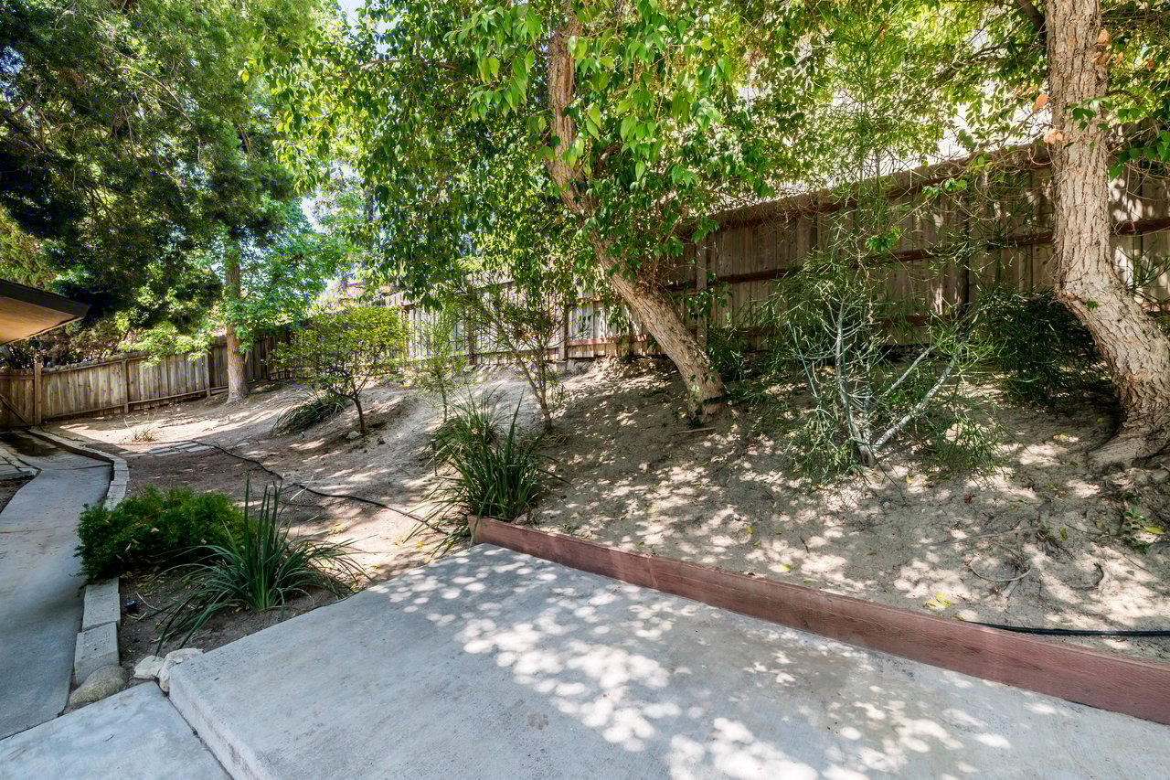 24417 Clipstone St, Woodland Hills 