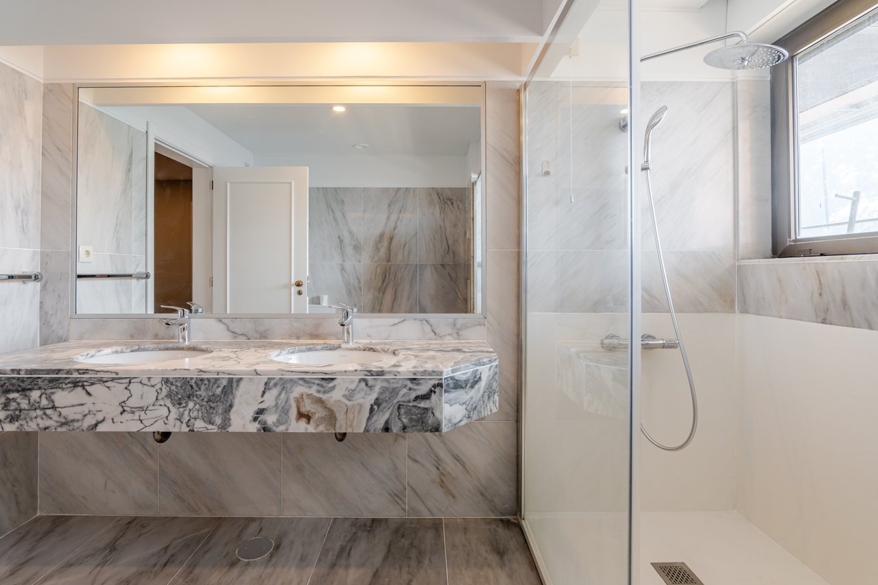 Luxury 5-Bedroom Apartment with Balcony & Private Garage in Foz do Douro, Porto