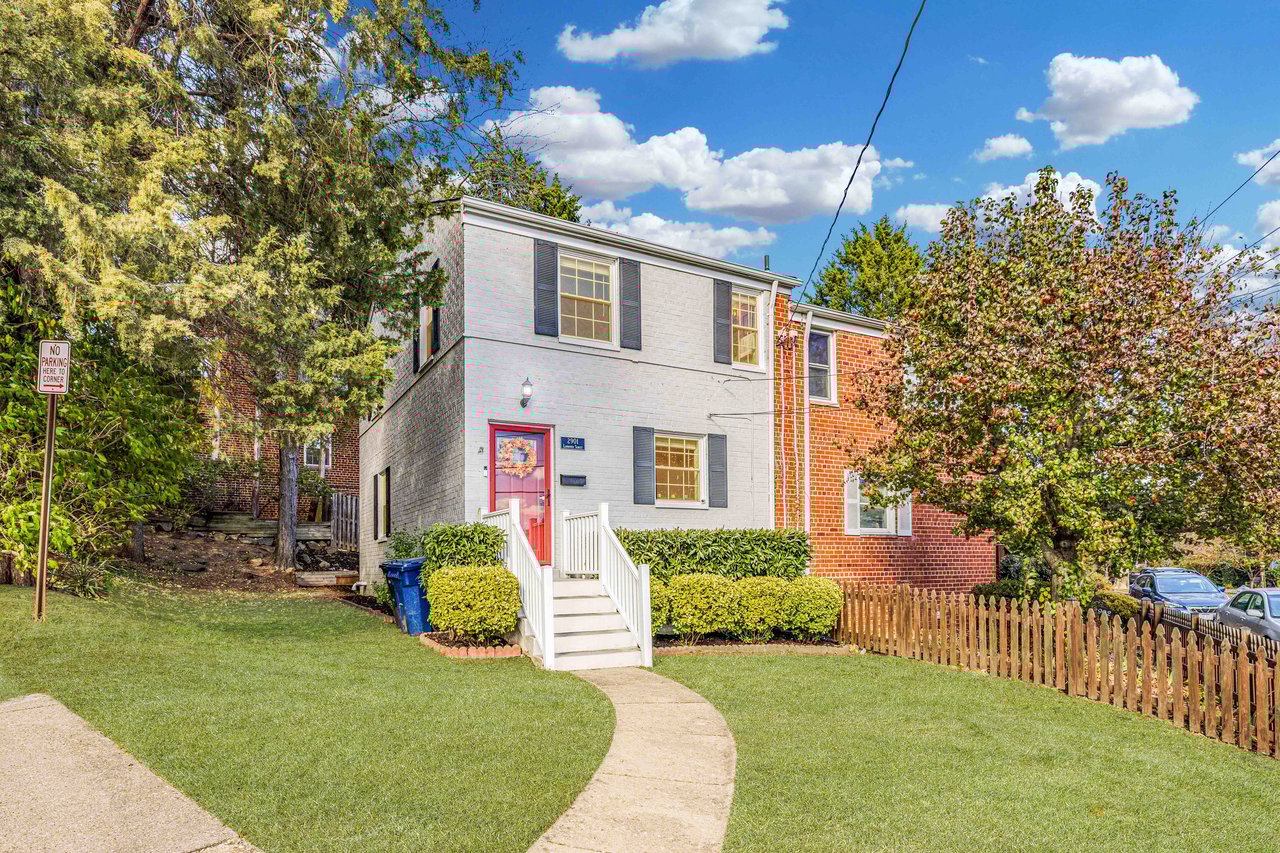 A Special End Unit in Warwick Village / Del Ray