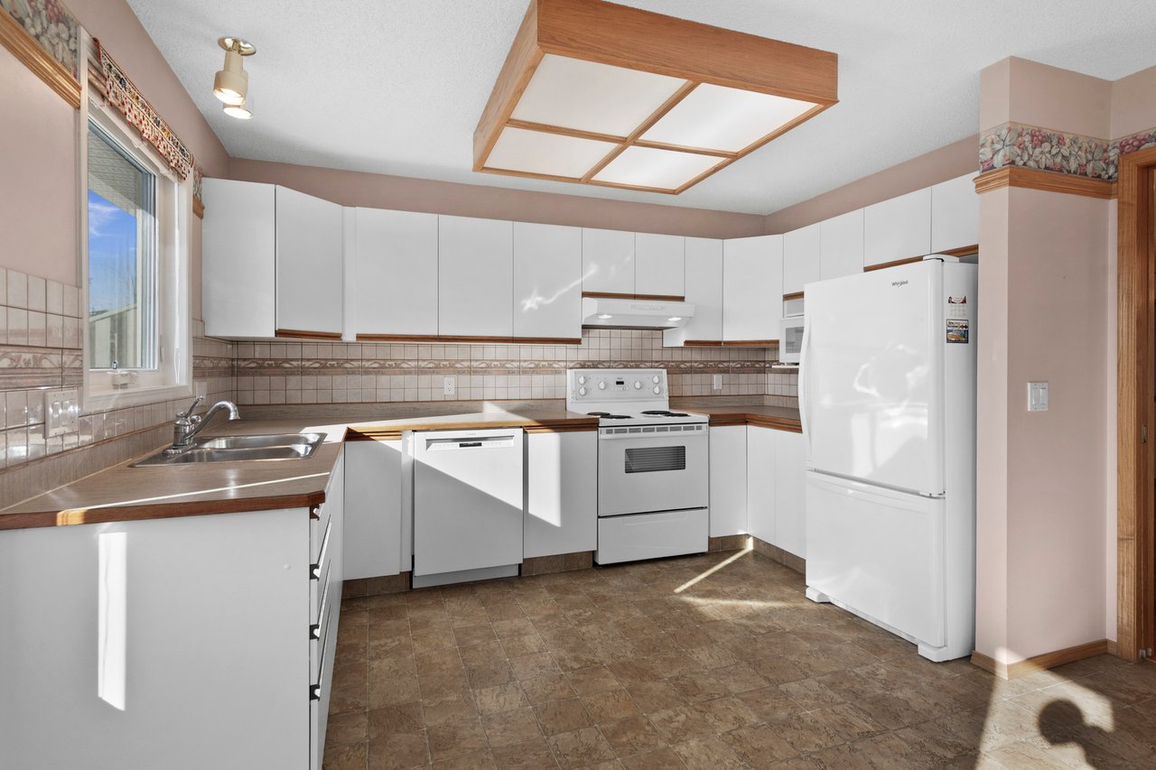 222 Arbour Cliff Close NW