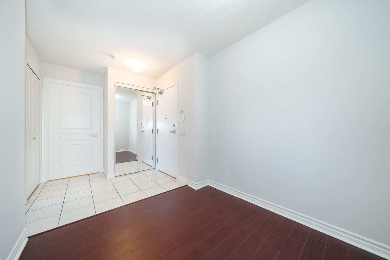 9015 Leslie Street, 807