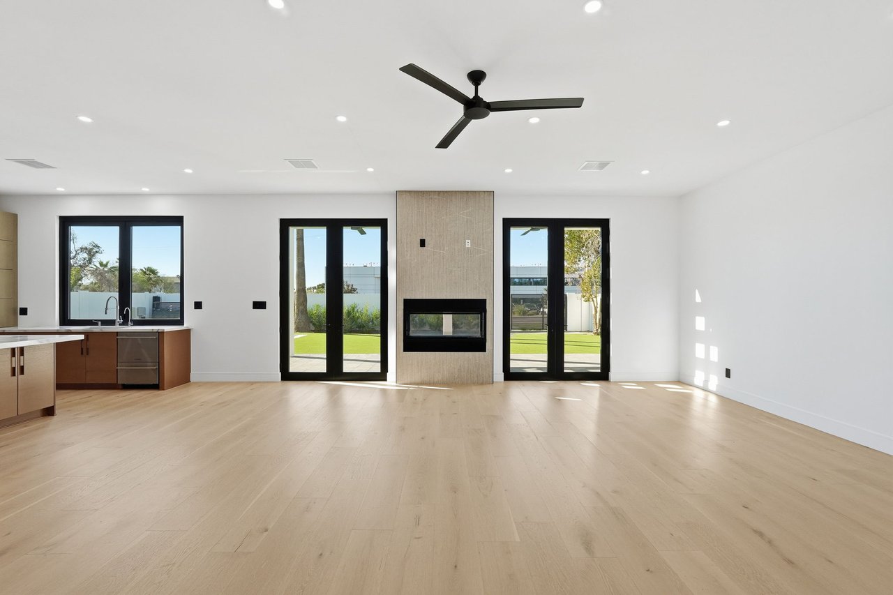 3106 N VALENCIA Lane