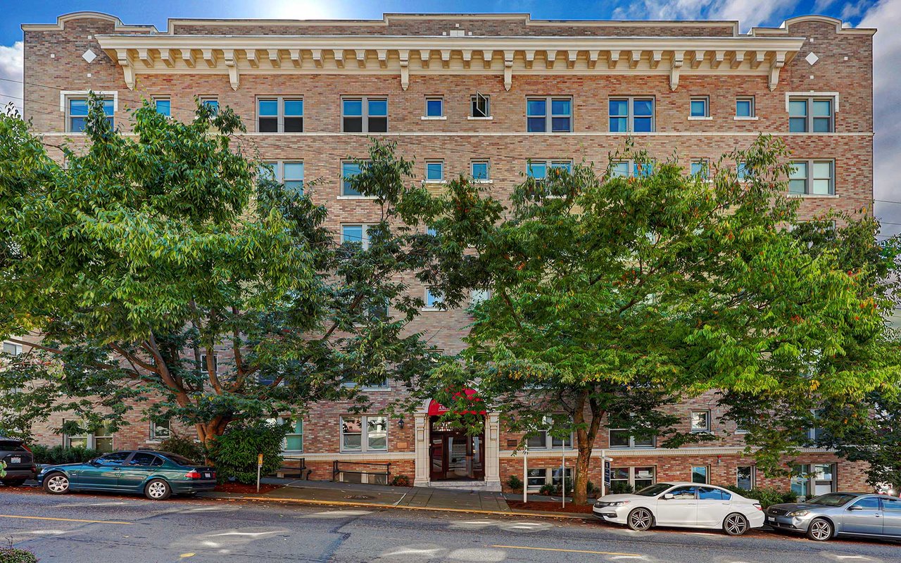 Sweet City Pad in Ideal Locale