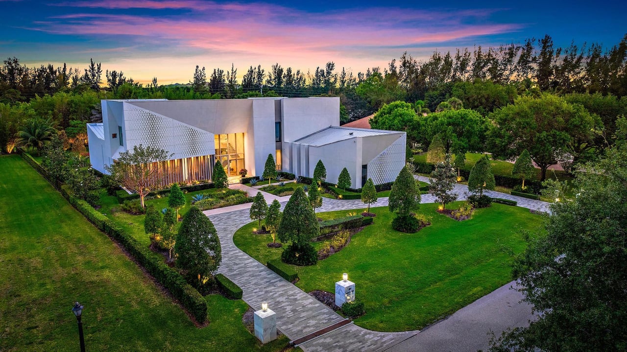 Modern Marvels: 6 Contemporary Homes Where Artistry Meets Innovation