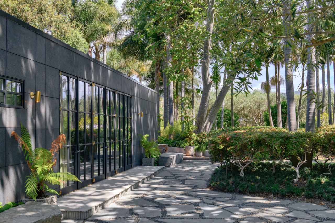 6625 Zumirez Dr