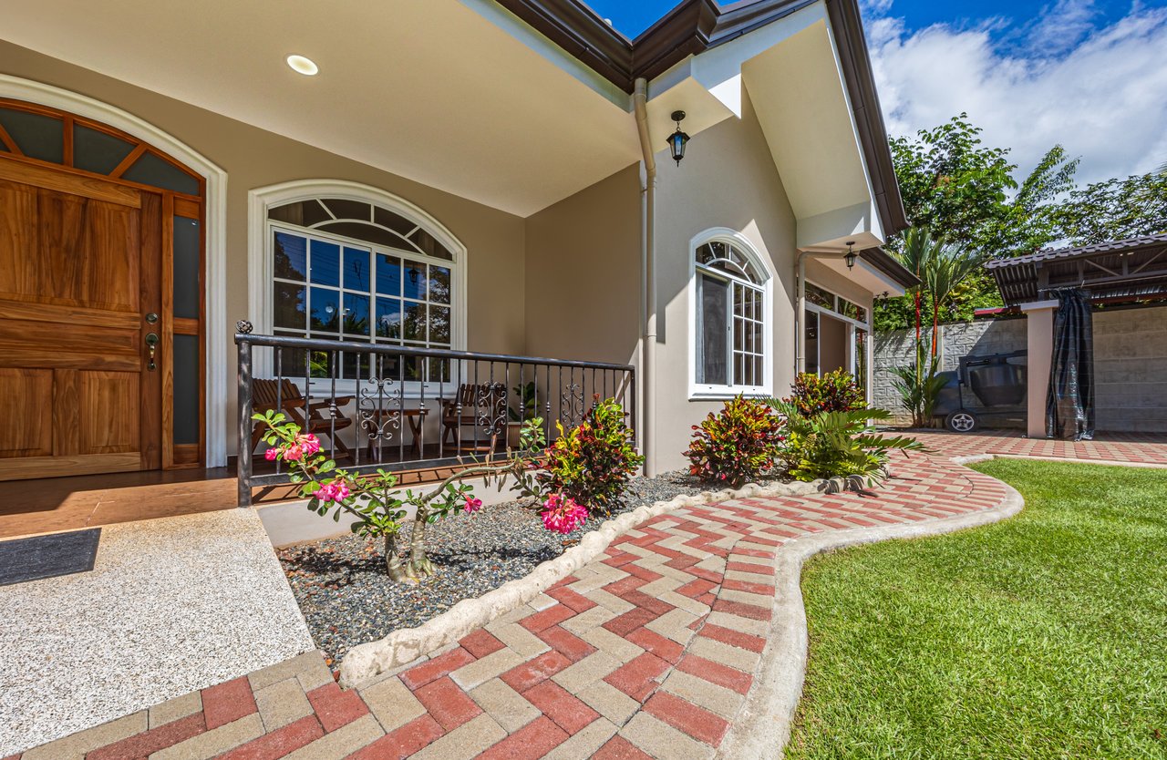 Exceptional 5-Bedroom Residence on Los Laureles Street – Prime Location & Versatile Layout