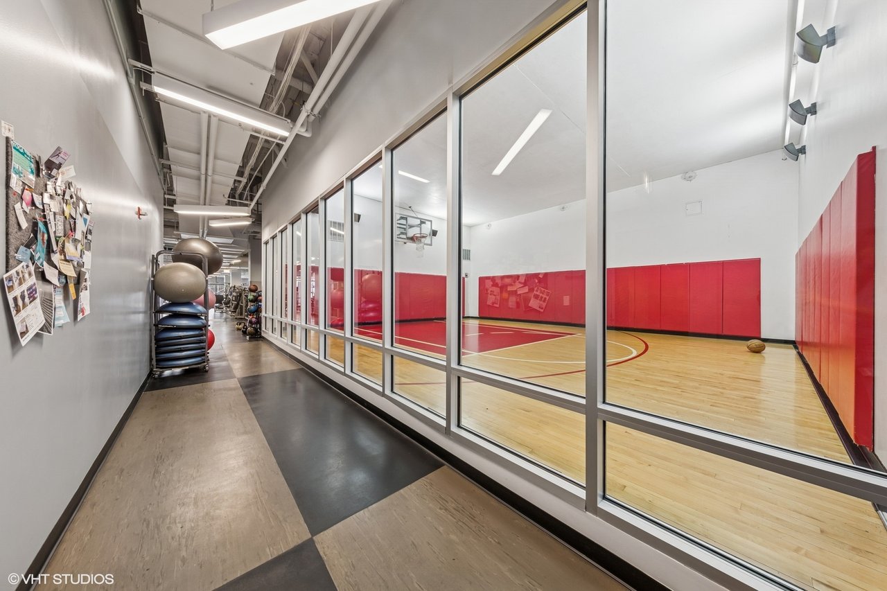 225 N Columbus Dr 7408