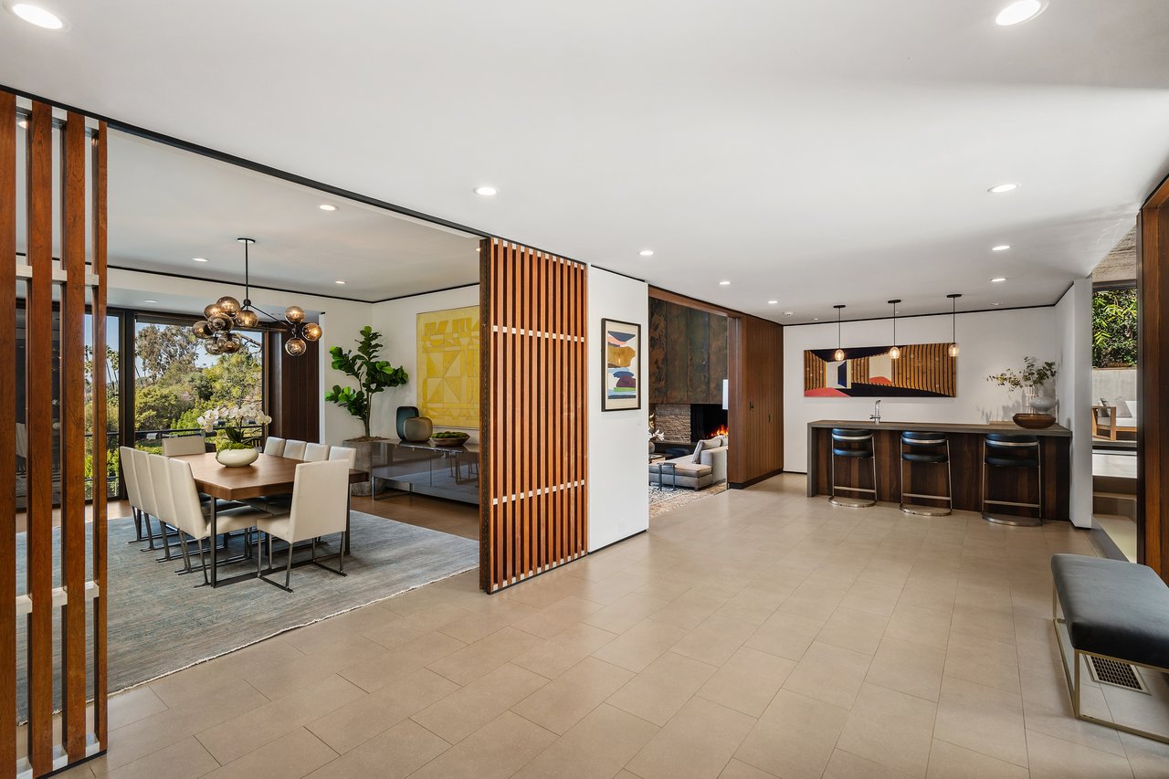  A Beverly Hills Architectural Masterpiece – Where Modern Luxury Meets Timeless Elegance