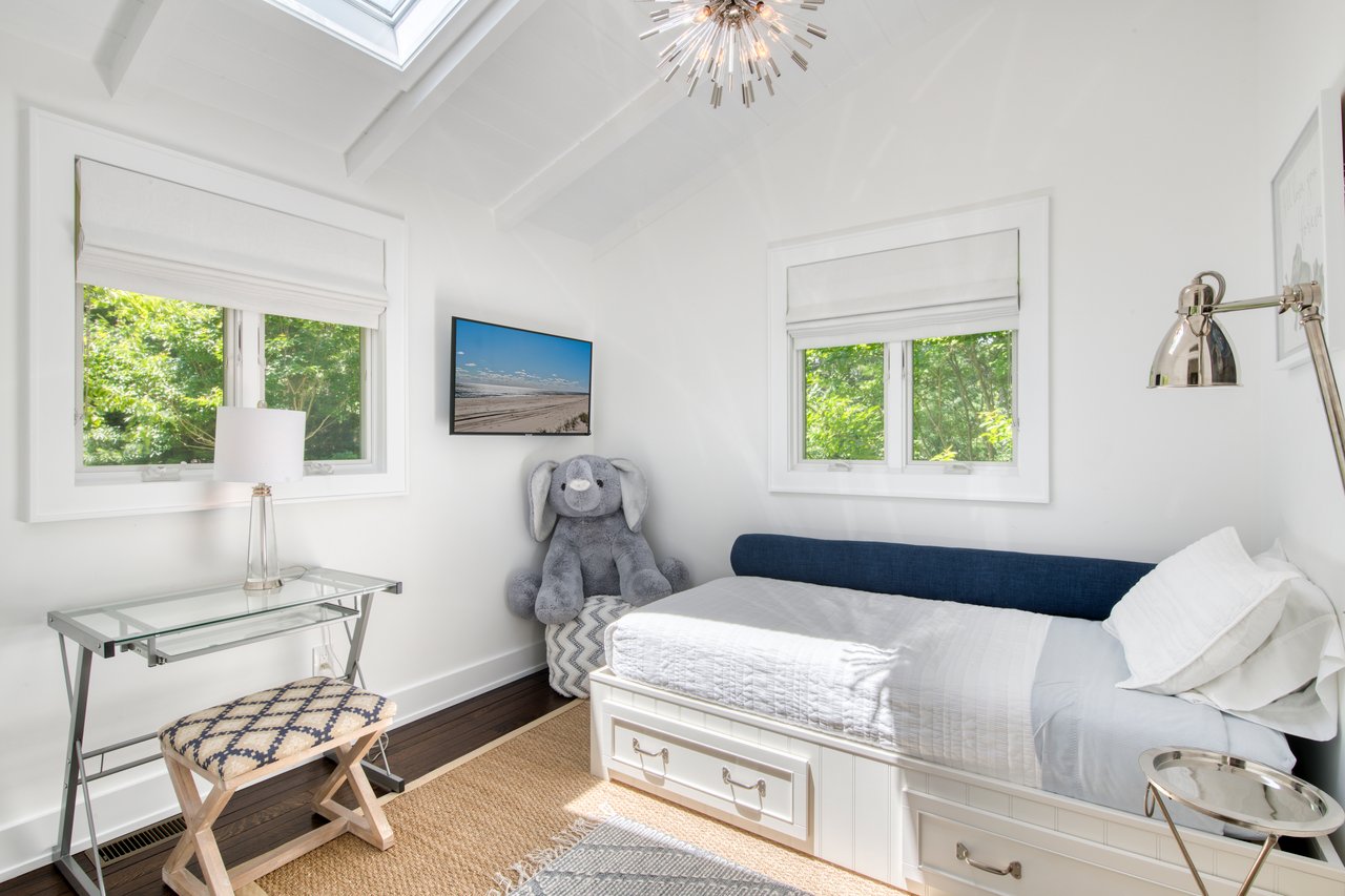 30 Springwood Way, East Hampton