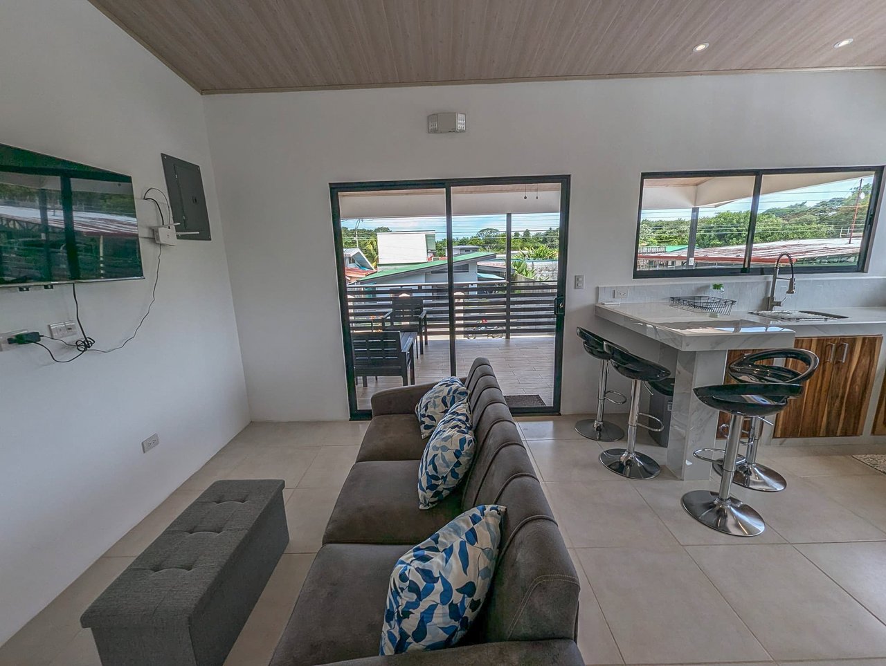 A House With An Upper Live-In Suite & Two Fully Serviced Downstairs Rental Apartments Less Than 1 km From The Entrance to Marino Ballena National Park