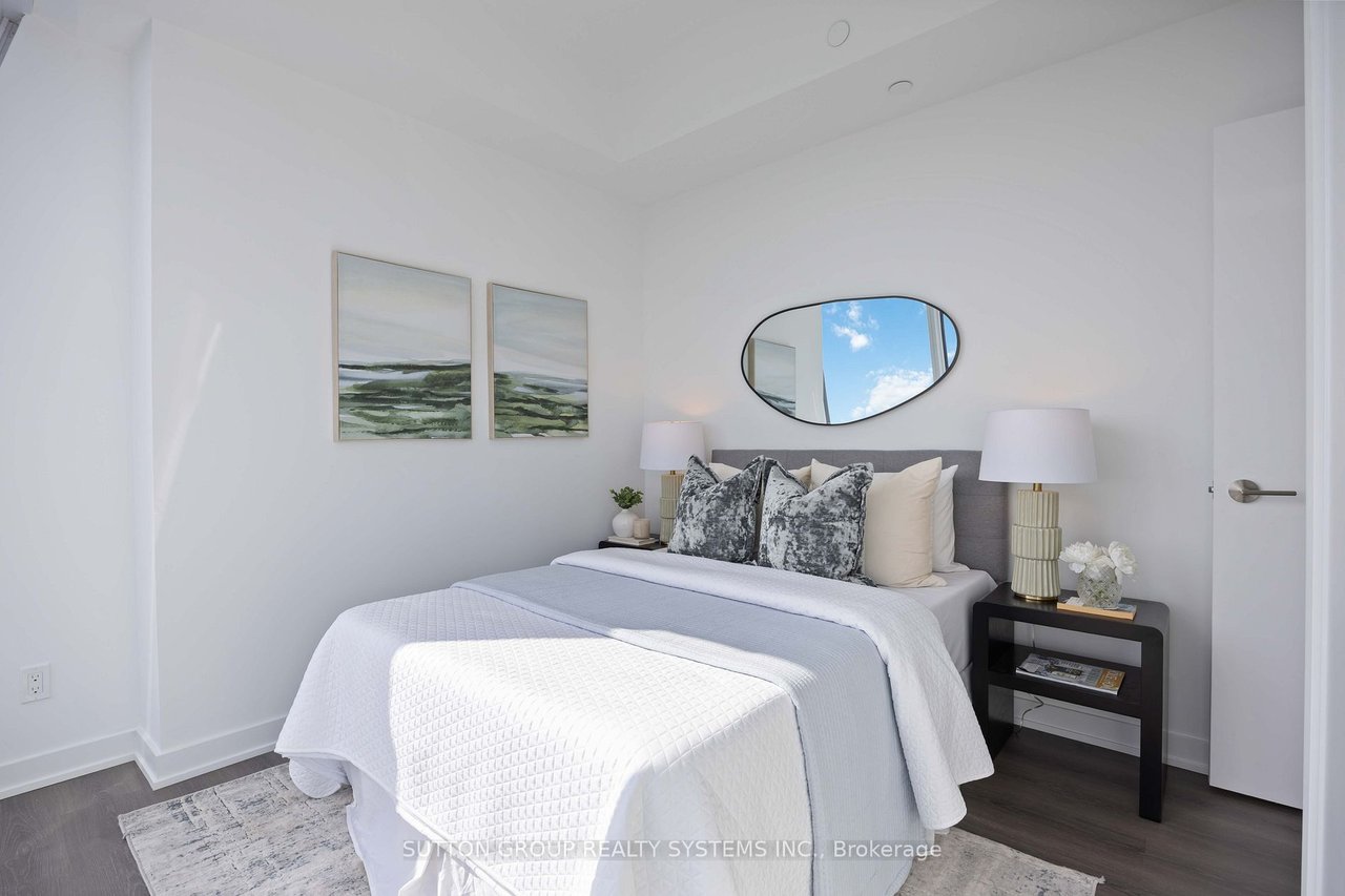 YORKVILLE PENTHOUSE LIVING