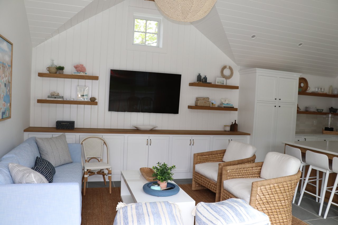 A Classic Bay Header with a Pool House