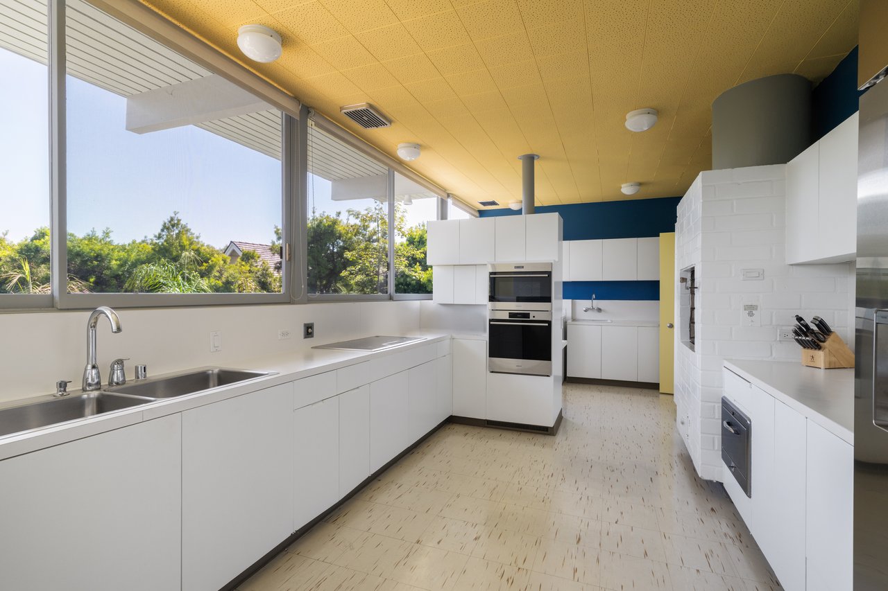 1035 Summit Dr, Beverly Hills 