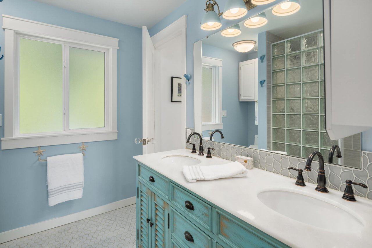 8636 Fauntleroy Place SW