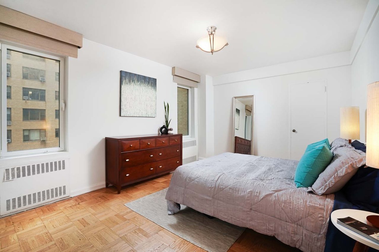  45 East End Avenue, #5J