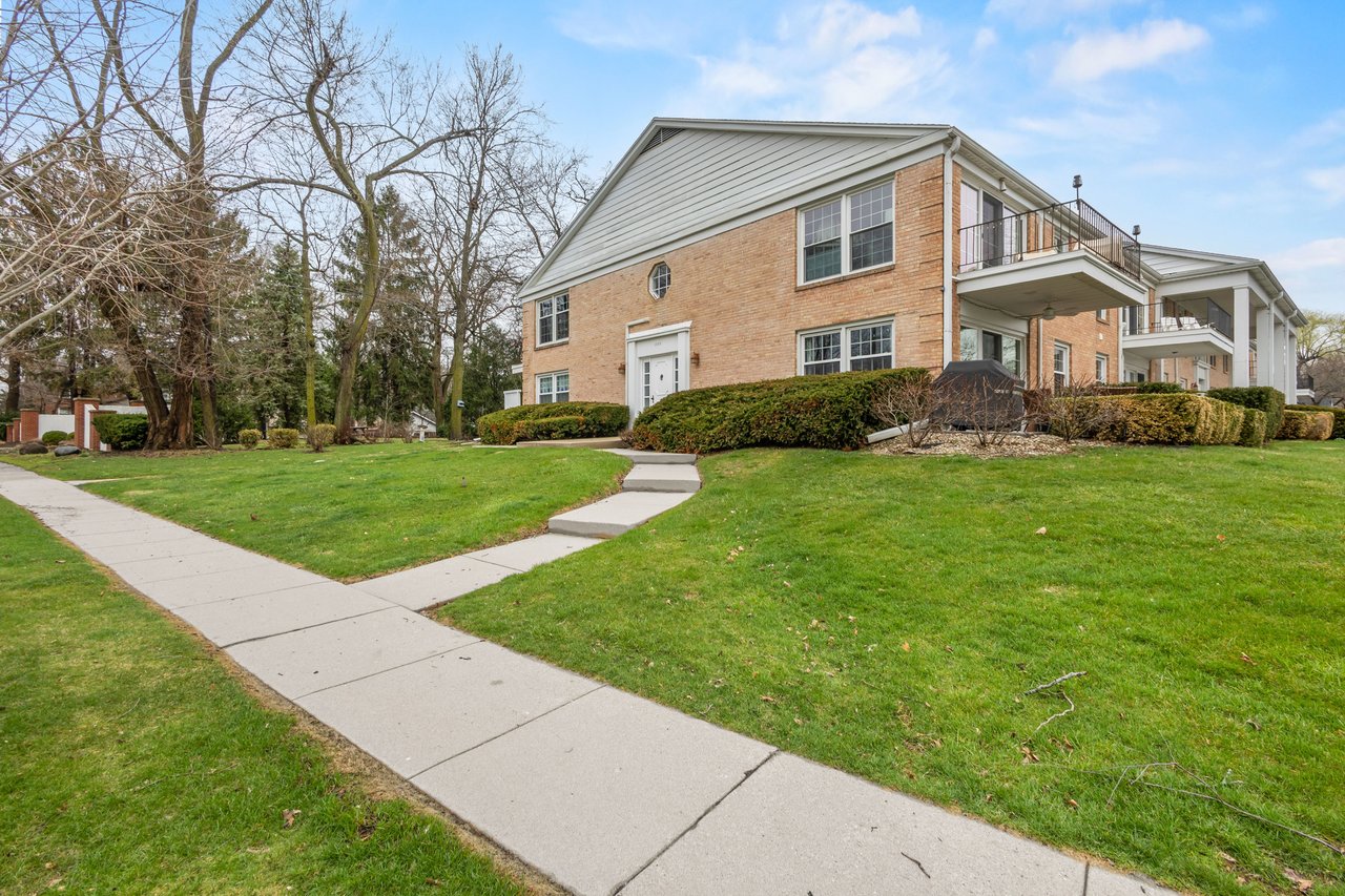 1305 W. Main St. Unit 202 Lake Geneva, WI 53147