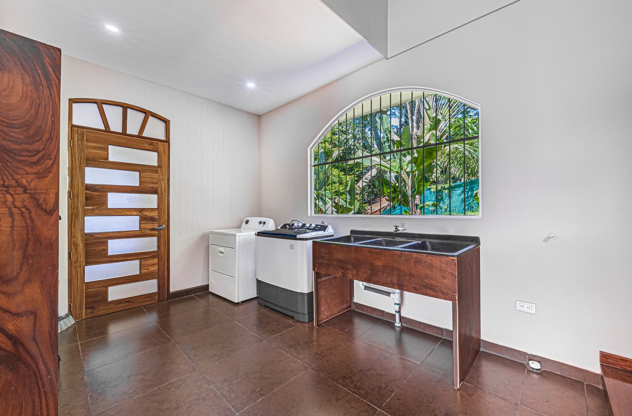 Exceptional 5-Bedroom Residence on Los Laureles Street – Prime Location & Versatile Layout
