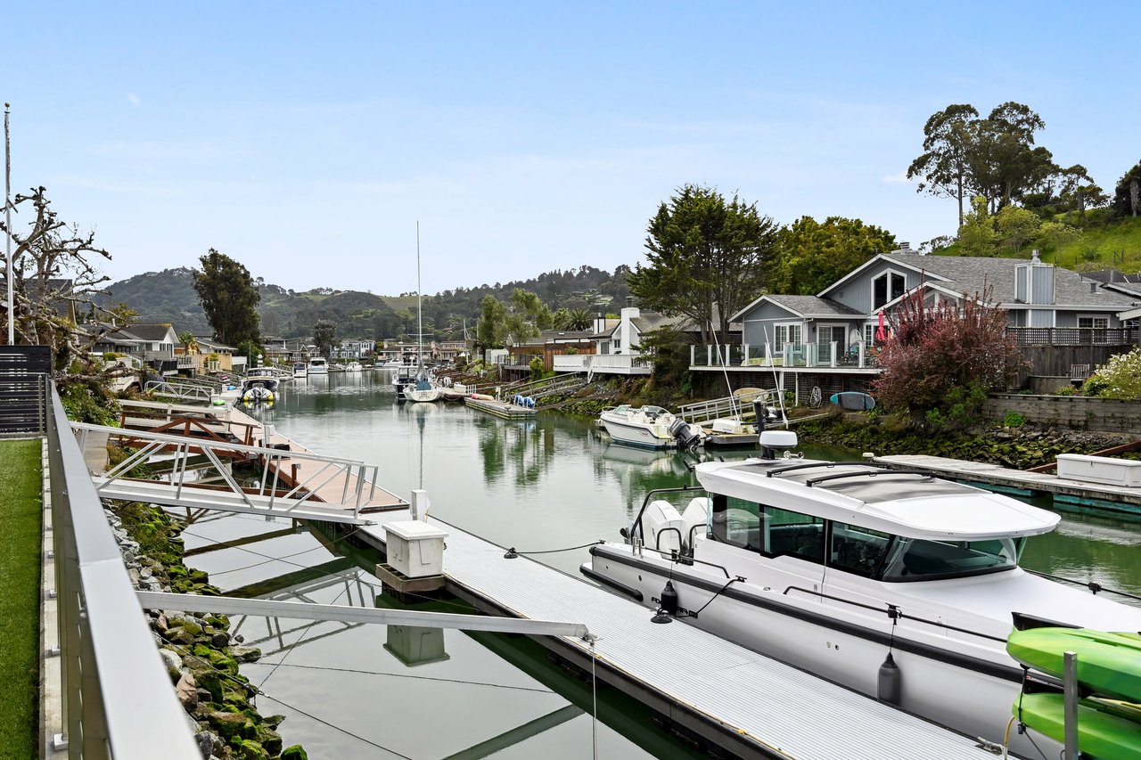 A Waterfront Masterpiece of Modern Luxury