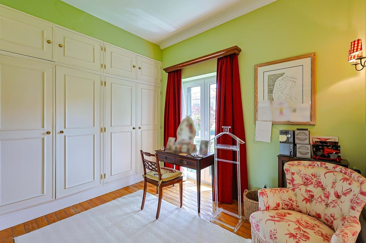Elegant 10-Bedroom Villa with Sea Views in the Heart of Estoril