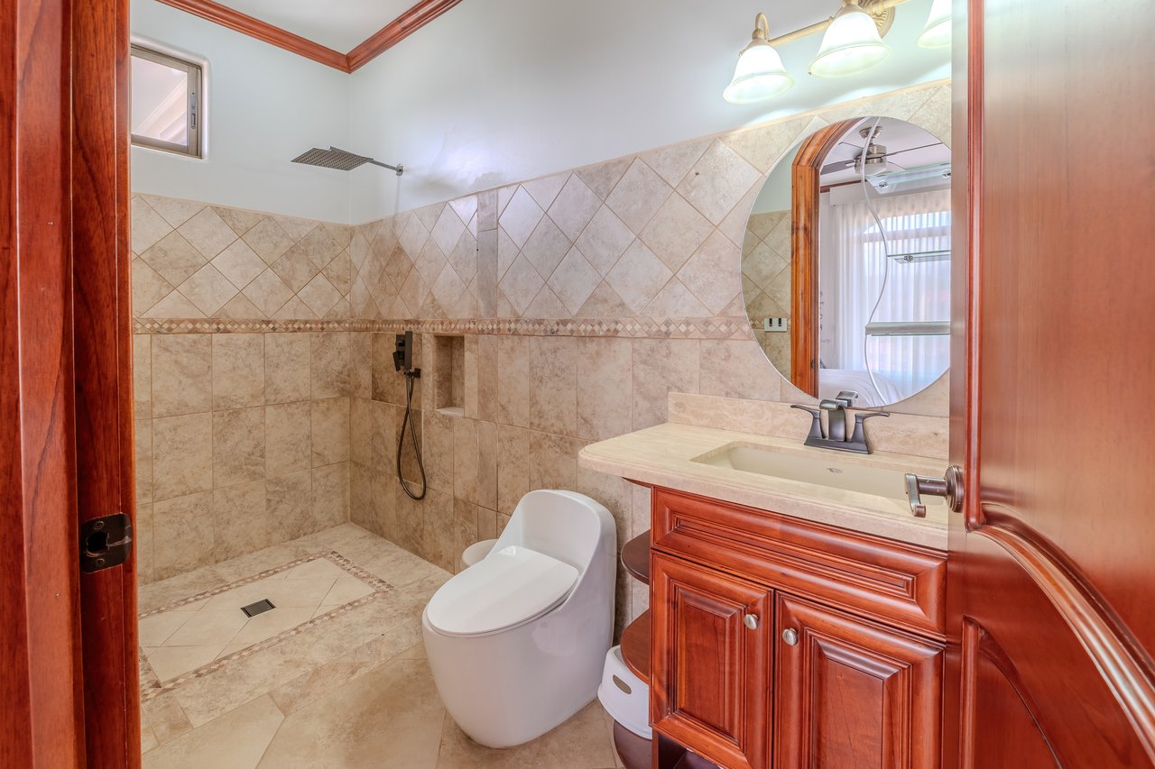 Luxury Home with Pool, Bar Area & Resort-Level Amenities | 5br, 4ba in Perez Zeledon 