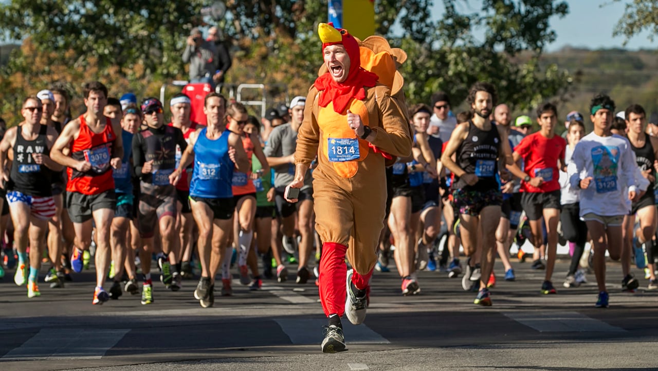 Runners enjoying a waterfront Turkey Trot race in Tampa Bay on Thanksgiving 2025.
