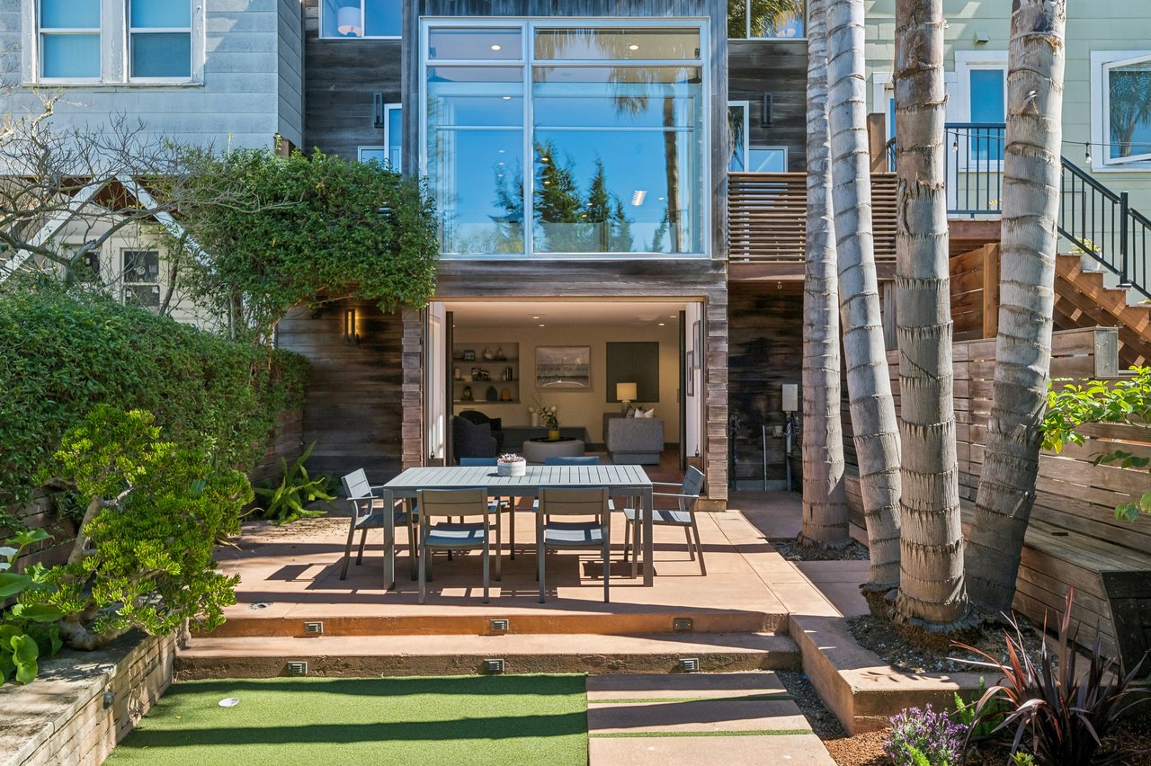  A Discreet 1928 Facade Reveals a Singular Modernist Residence