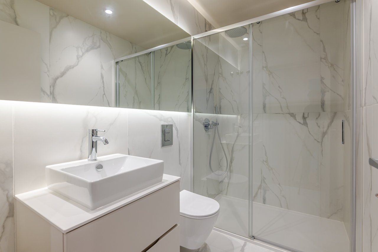 Luxury 4-Bedroom Apartment in Porto