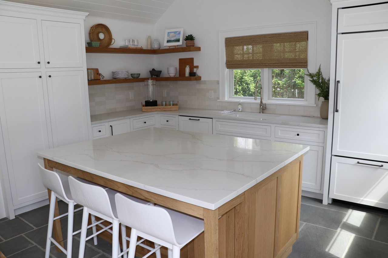 A Classic Bay Header with a Pool House