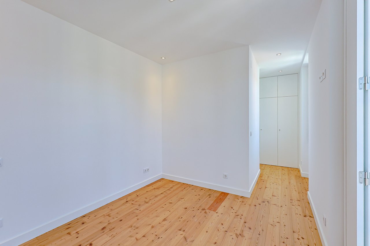 3 Bedroom Duplex with Sea View, Balcony & Private Lift in Monte Estoril