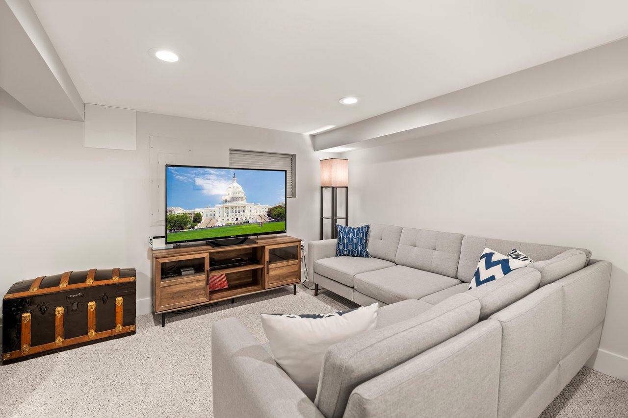 613 Longfellow St NW
