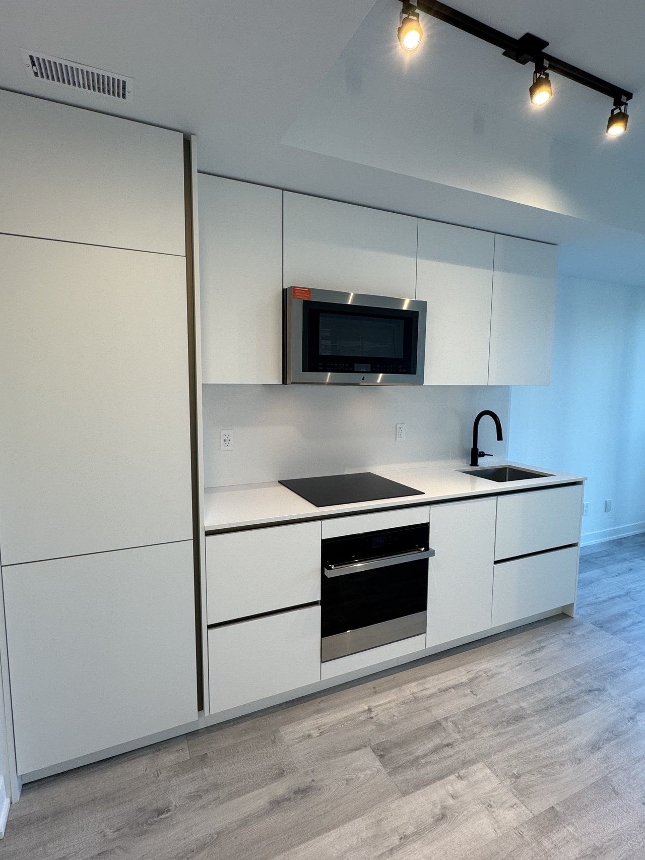 327 King St W Unit: 2008