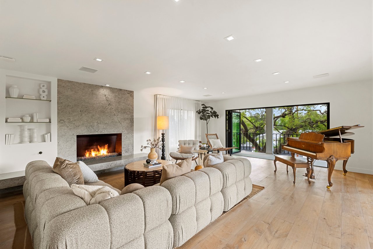 4977 Brewster Dr, Tarzana