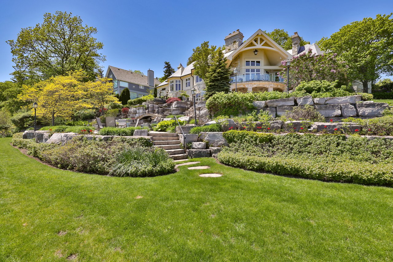 872 Whittier Cres