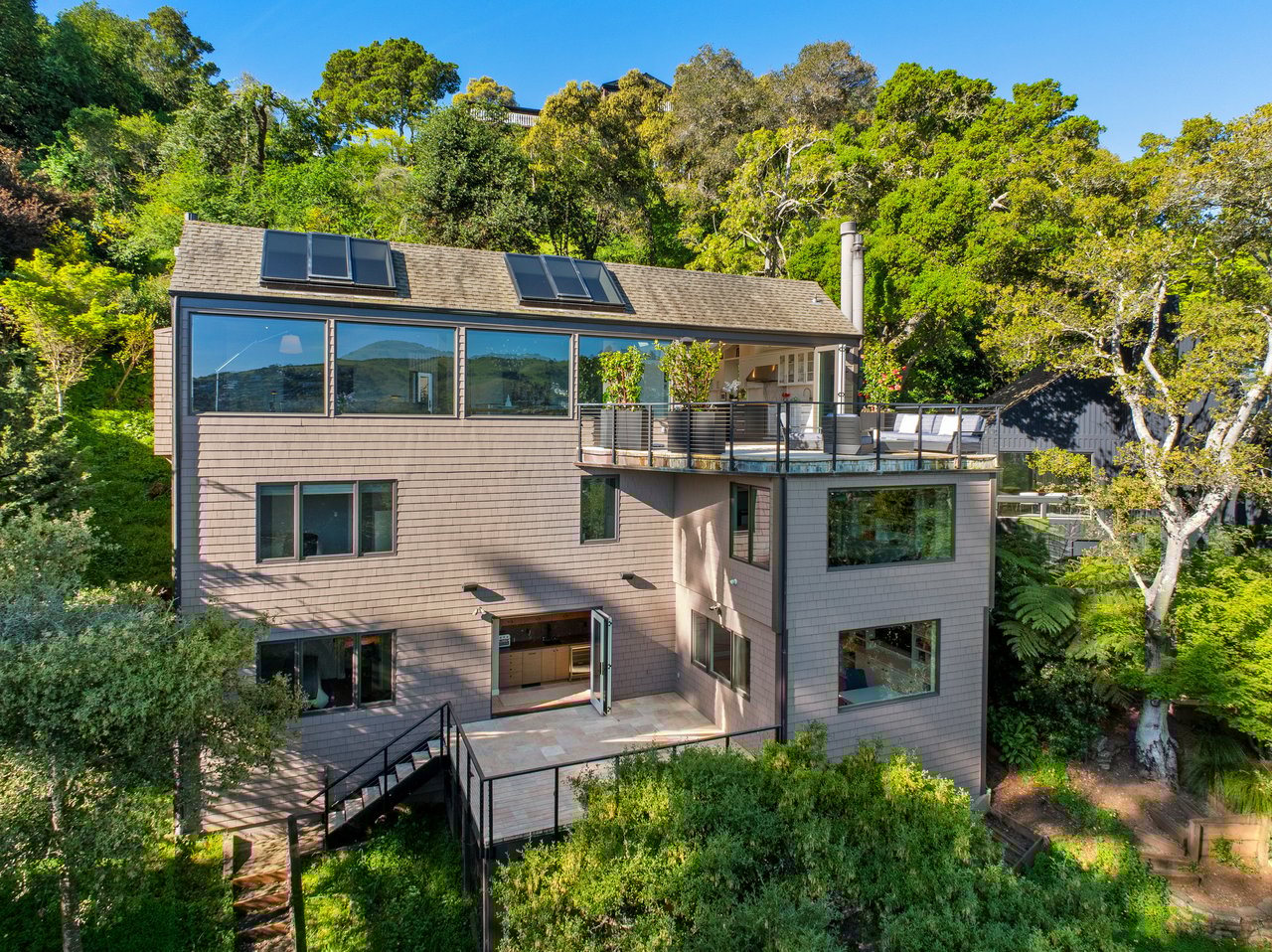 Chic and Stylish on Belvedere Island