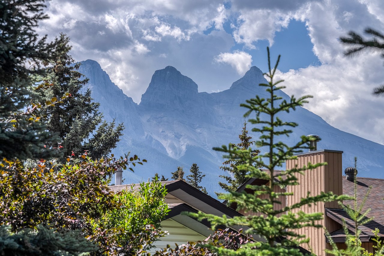 330 Canyon Close