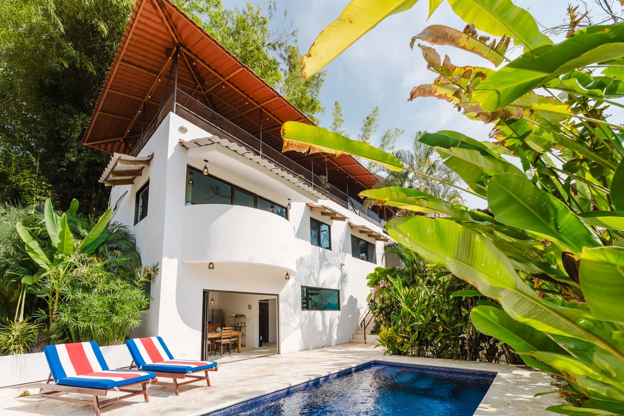 Casa Iguana - Fully Renovated Home Minutes from Marina Pez Vela 