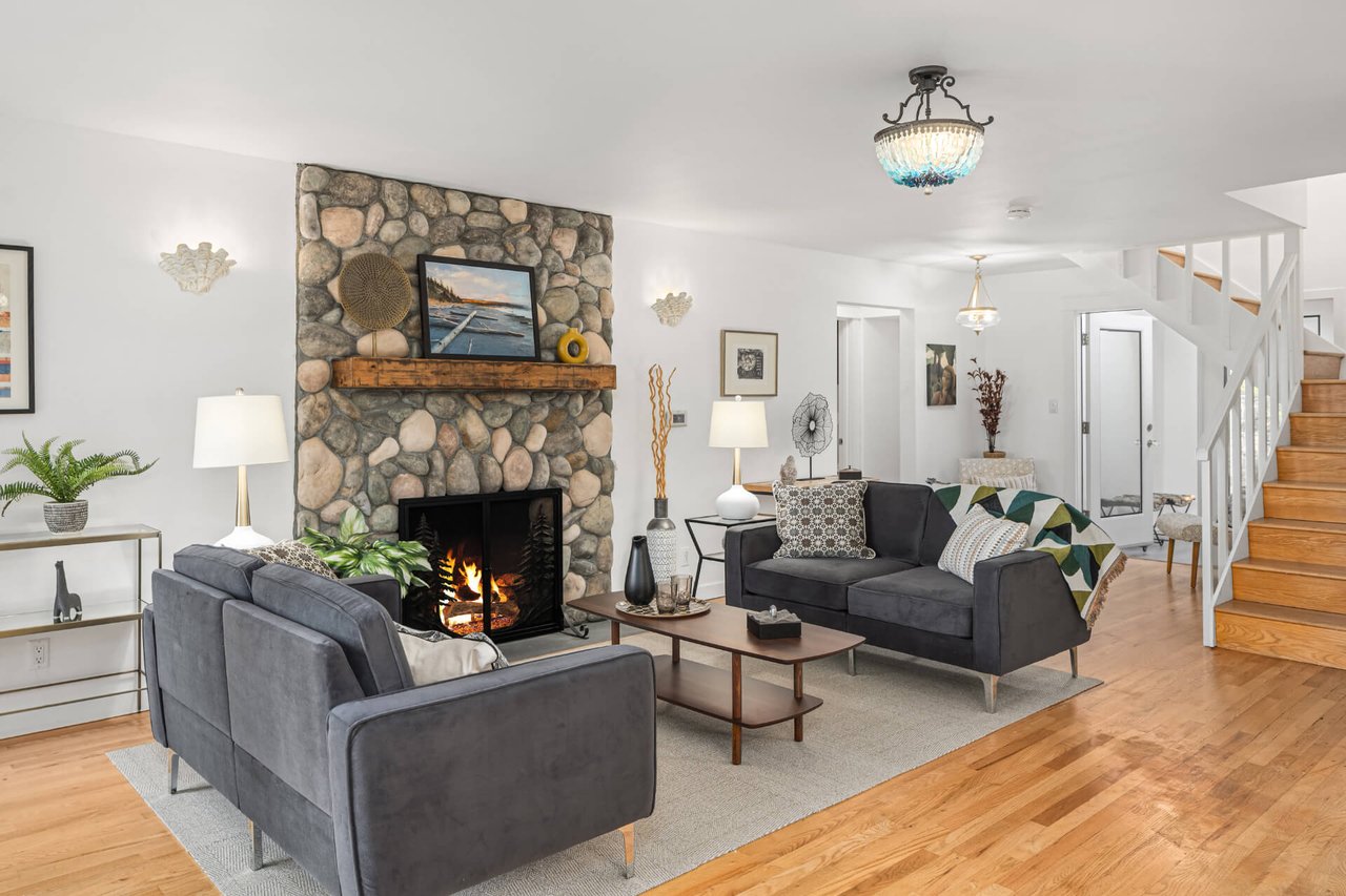 8636 Fauntleroy Place SW