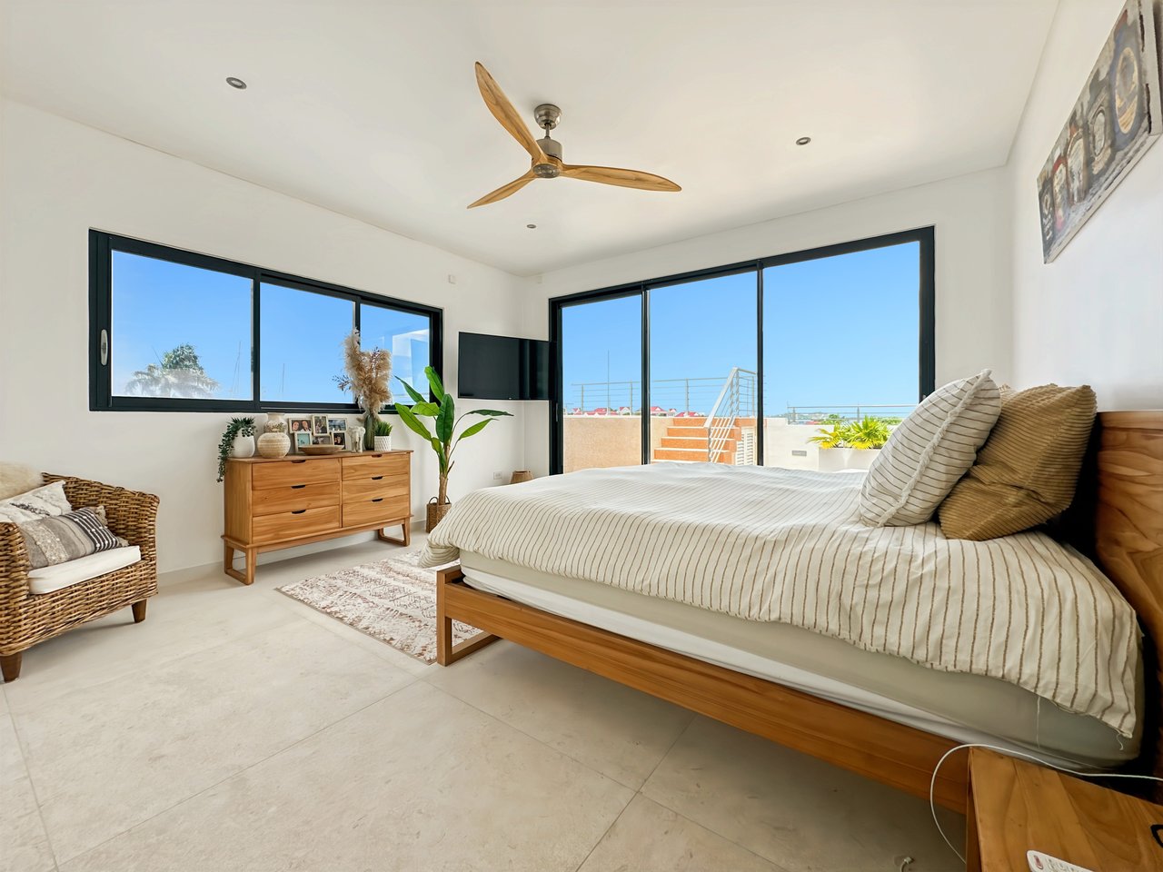 Rare Opportunity: Spacious Apartment with Terrace and Private Pool - ColeBay